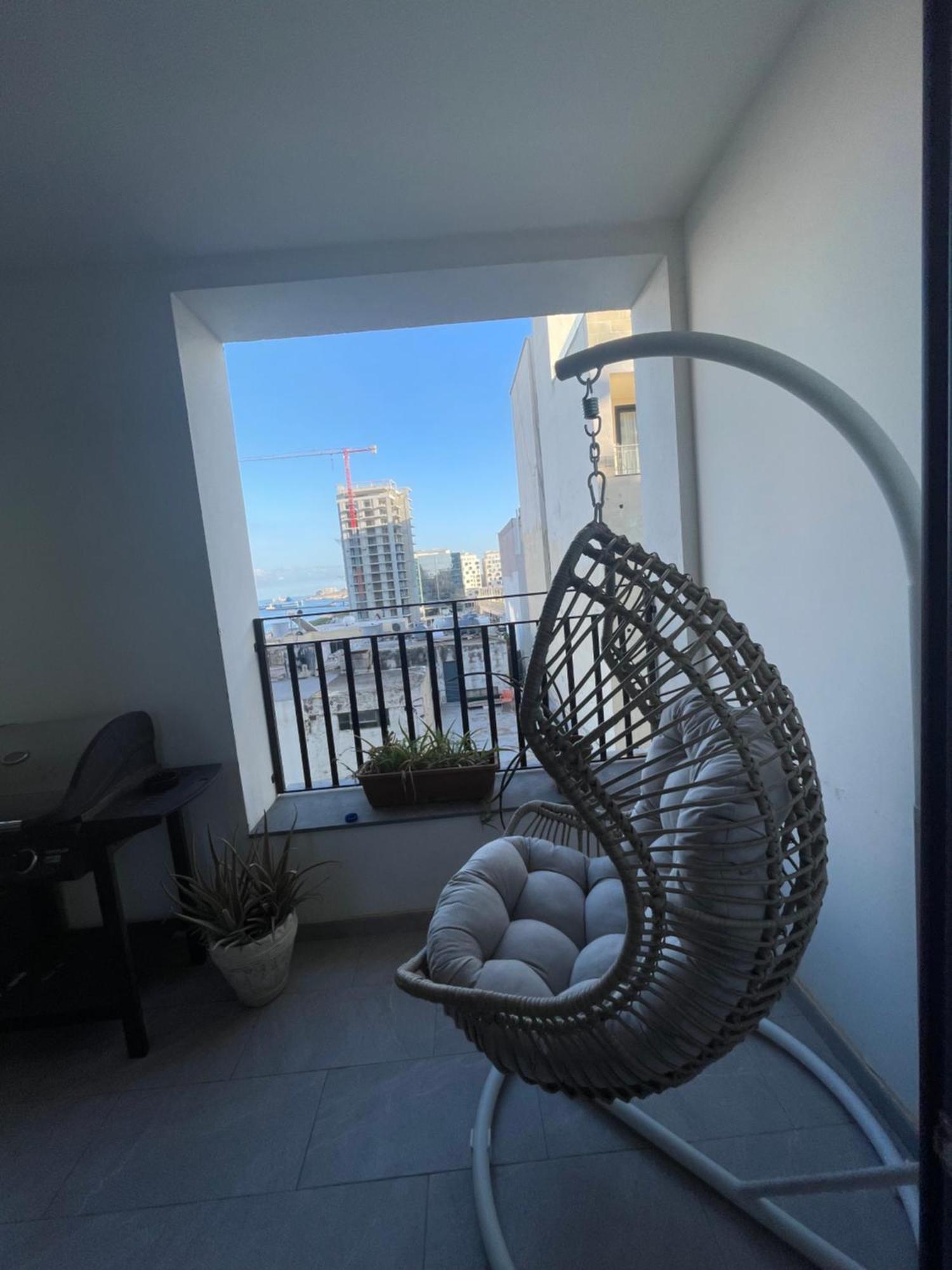 Spacious Seaview Sliema Apt, Steps From Valletta Ferry Екстериор снимка